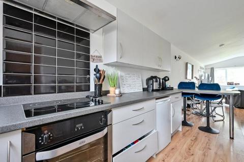 52 Ashenden Road, Guildford, GU2 7XD