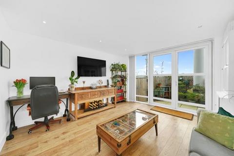 1 bedroom flat for sale, Orion Point, Crews Street, London, E14 3TU