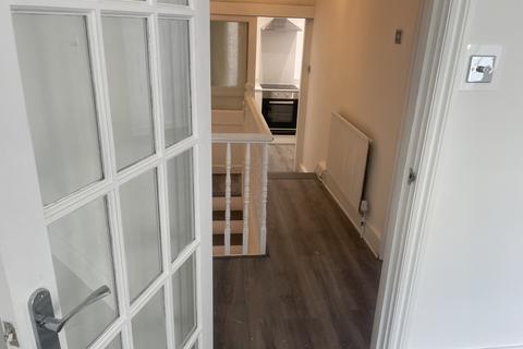 2 bedroom flat to rent, Waverley Road, London E17