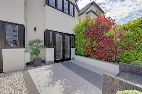 undefined, Grand Avenue, Worthing BN11