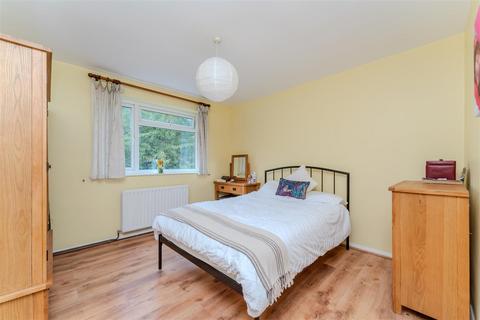 36 Azalea Close, London, W7 3QA