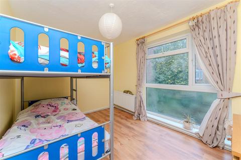 36 Azalea Close, London, W7 3QA