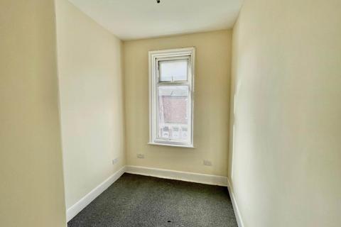 3 bedroom flat to rent, Eglesfield Road, South Shields NE33