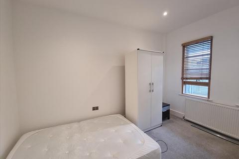 2 bedroom flat to rent, London Road, Isleworth, TW7