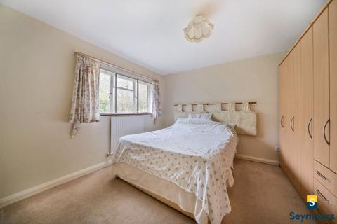 151 Applegarth Avenue, Guildford, GU2 8LP