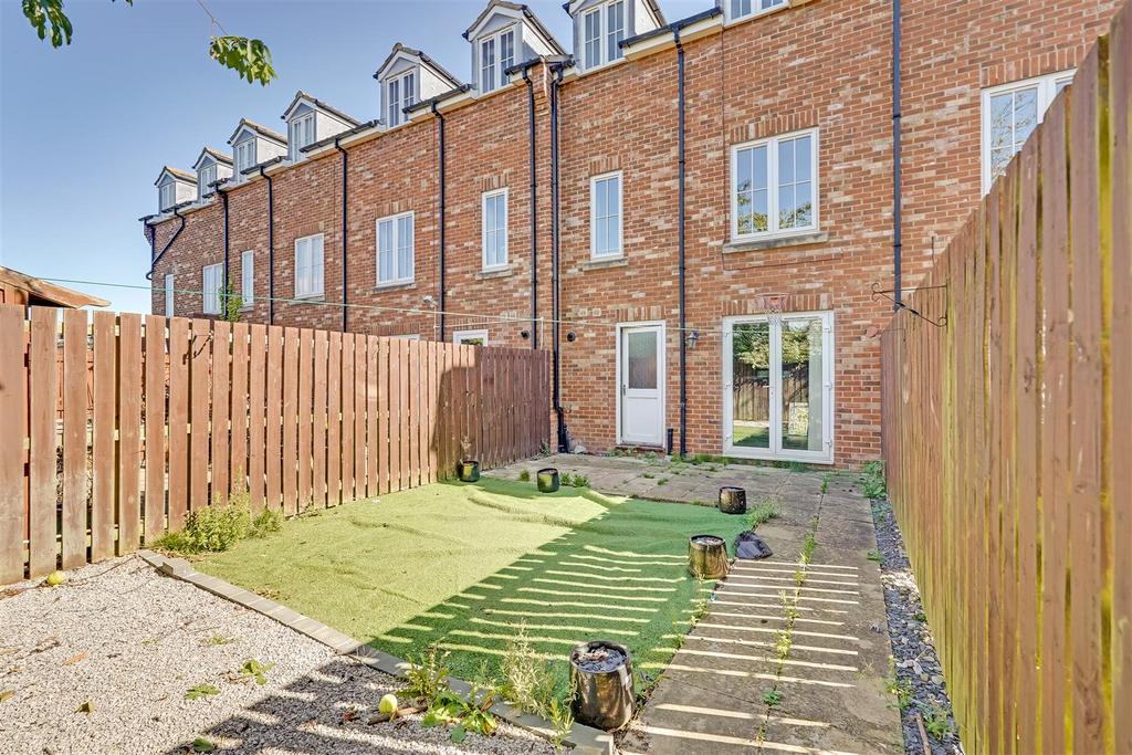 The Willows, Middleton St. 3 bed townhouse for sale £180,000