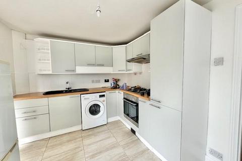 4 bedroom terraced house to rent, St. Leonards Avenue, Chatham ME4