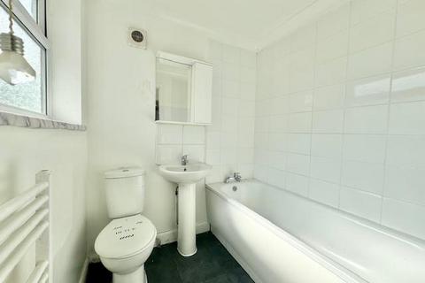 4 bedroom terraced house to rent, St. Leonards Avenue, Chatham ME4