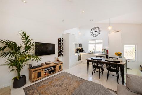 2 bedroom flat for sale, Fulham Palace Road, London, SW6