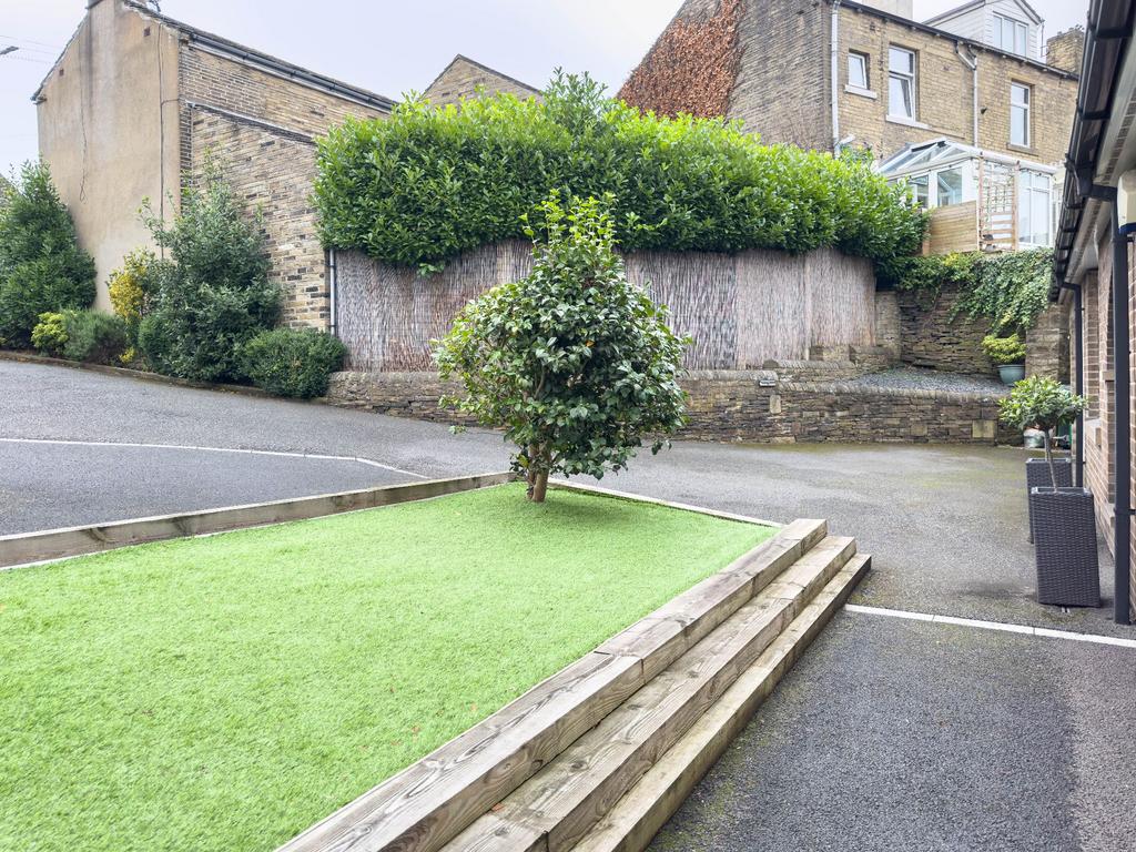 Front garden and driveway