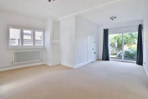 5 bedroom end of terrace house to rent, Brook Close, London