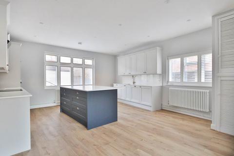 4 bedroom end of terrace house to rent, Brook Close, London