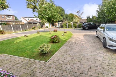 4 bedroom detached house for sale, Kiln Road, Thundersley