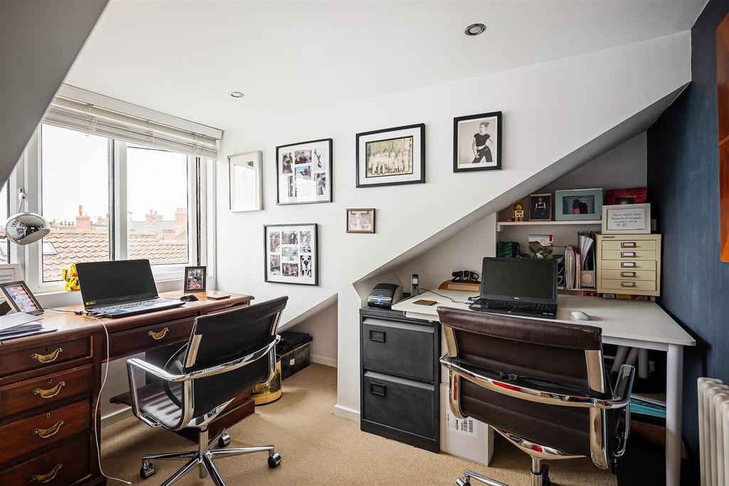 Smaller bedroom / study
