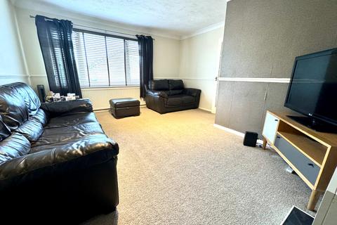 2 bedroom maisonette for sale, Canterbury Close, Luton