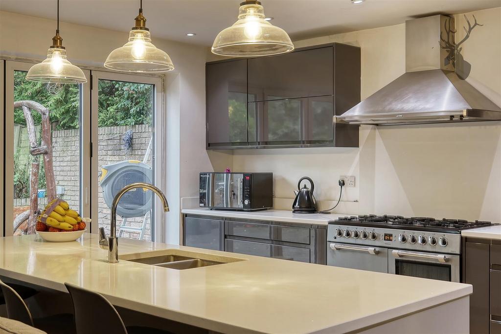 Bournebridge Lane, Stapleford Abbotts... 5 bed detached house to rent