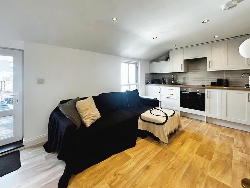 High Street, Biggleswade SG18 2 bed flat to rent £1,150 pcm (£265 pw)
