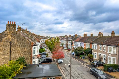 2 bedroom flat to rent, Mafeking Avenue, Ilford IG2