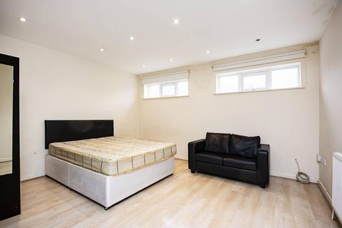 Studio to rent, Finchley Road, Temple Fortune, London, NW11