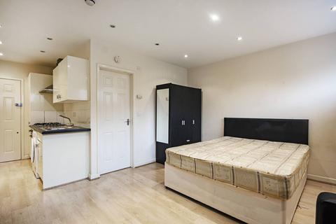 Studio to rent, Finchley Road, Temple Fortune, London, NW11