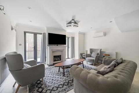 22 Abinger Mews, London, W9 3SP