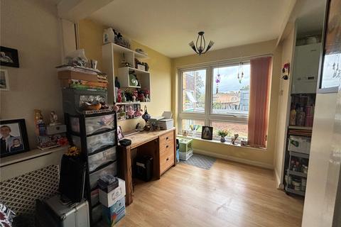 85 Shepherds Close, Romford, RM6 5AH