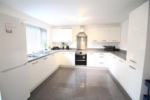 6 bedroom detached house to rent, * From £115pppw excluding bills * Summer Crescent, Beeston, NG9 2GX