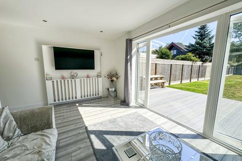 3 bedroom chalet for sale, Sutton Court Drive, Rochford