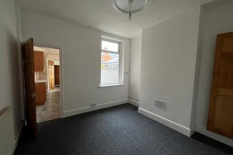 2 bedroom terraced house to rent, Knighton Fields Road West, Leicester