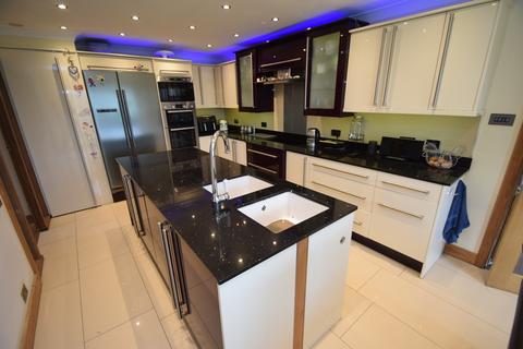 4 bedroom link detached house for sale, Lees Bank Hill, Keighley BD22