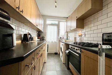 3 bedroom terraced house to rent, Trinity Avenue, Enfield