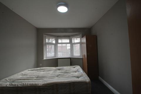 1 bedroom apartment to rent, Hanworth Road, Hounslow TW3