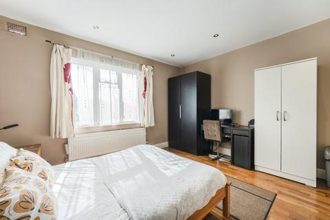 3 bedroom flat to rent, Osterley Court, Great West Road