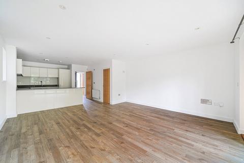 4 bedroom end of terrace house to rent, Sycamore Avenue, Woking, GU22