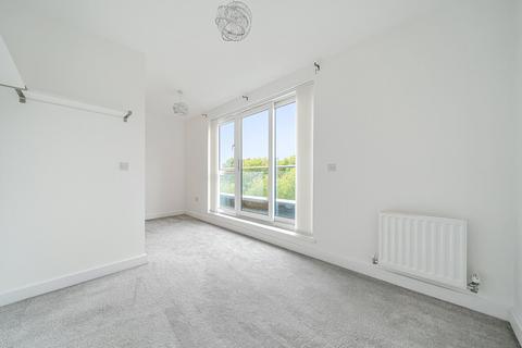 4 bedroom end of terrace house to rent, Sycamore Avenue, Woking, GU22