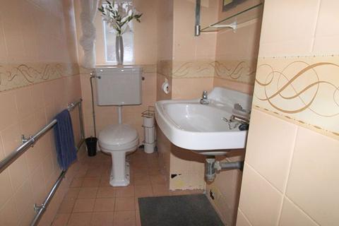 208 Common Road, Low Moor, Bradford, BD12 0EL