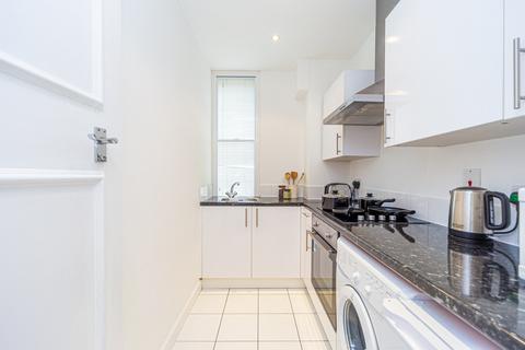 2 bedroom penthouse to rent, Waverton St, Mayfair W1J