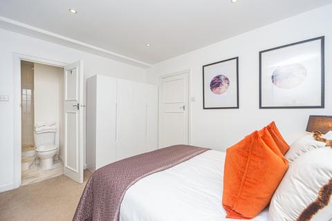 2 bedroom penthouse to rent, Waverton St, Mayfair W1J