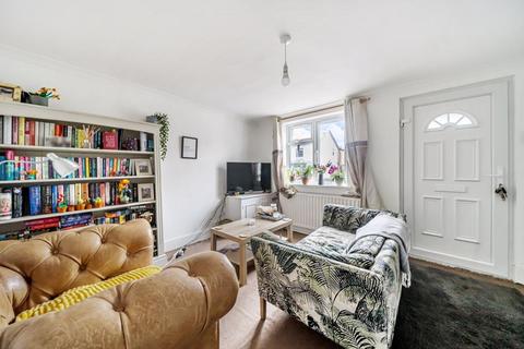 2 bedroom character property to rent, Kings Road, Surrey GU7