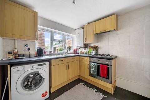 2 bedroom character property to rent, Kings Road, Surrey GU7