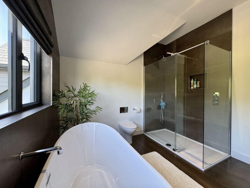 En Suite Bath / ...