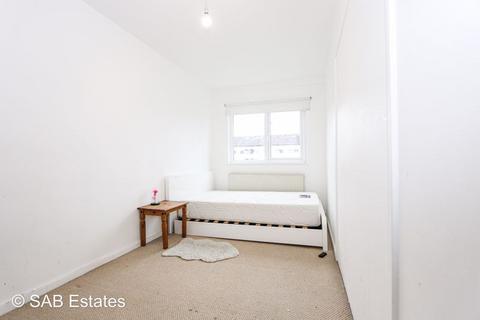 2 bedroom flat to rent, Byron Way, Northolt