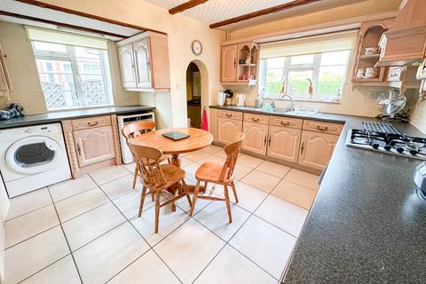 Highcroft, 2 Hill View Road, Wraysbury, Staines-upon-thames, TW19 5EQ