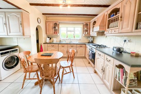 Highcroft, 2 Hill View Road, Wraysbury, Staines-upon-thames, TW19 5EQ