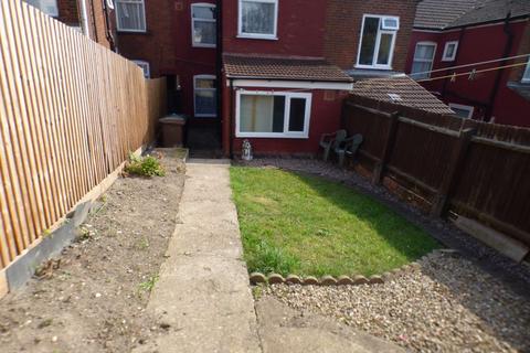 3 bedroom terraced house to rent, Colin Road, Luton