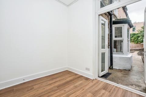 2 bedroom flat for sale, Hollydale Road, London SE15