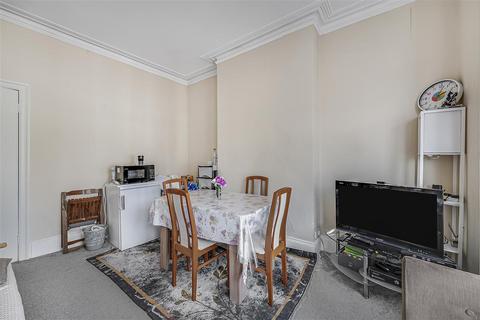 3 bedroom flat for sale, London NW10