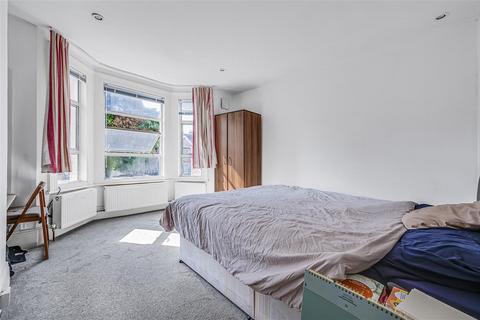 3 bedroom flat for sale, London NW10