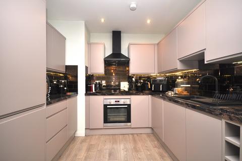 2 bedroom flat to rent, Gemini House, City Centre