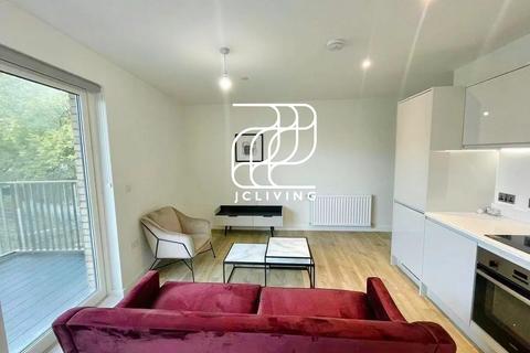 3 bedroom flat to rent, Louise close, N7